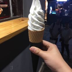 男子负重40公斤蜜雪冰城上山转卖，揭秘背后风险与热议！