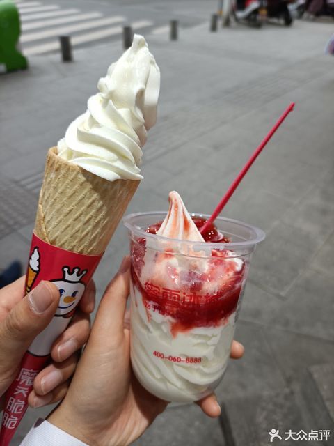 男子负重40公斤蜜雪冰城上山转卖，揭秘背后风险与热议！