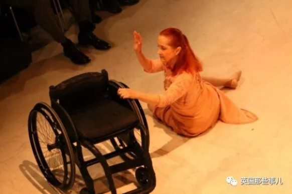 《俄网红高跟鞋挑战翻车，脊椎骨折意外爆红！》