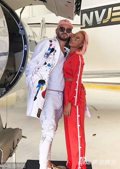 辣妈Mel C海边热吻男友，51岁运动辣妹比基尼度假秀身材