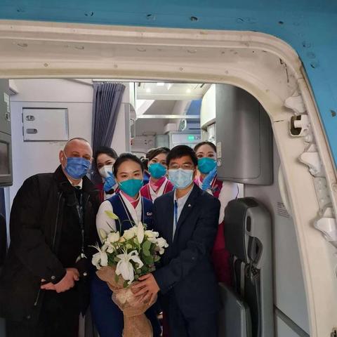 南航“两老一小”升舱变强制降舱？退票重买成唯一选择