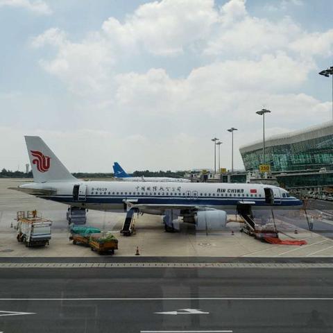 南航“两老一小”升舱变强制降舱？退票重买成唯一选择