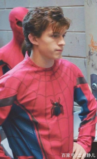 《荷兰弟女装舞姿惊艳，奶奶旧衣变身时尚秀》