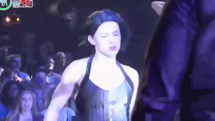 《荷兰弟女装舞姿惊艳，奶奶旧衣变身时尚秀》