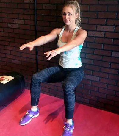 《惊奇队长力压网红蹲姿，核心稳如泰山！》