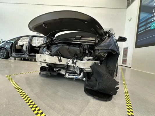 MEGA车祸幸存车主感恩：再购理想汽车续命传奇