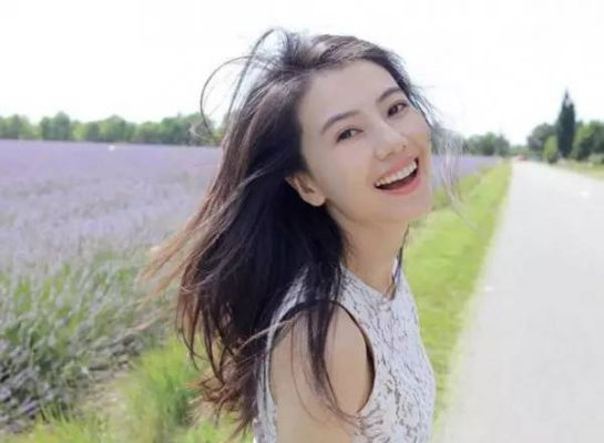 高圆圆自拍新姿势走红！热搜清奇角度大揭秘