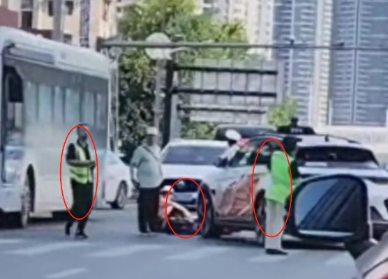 重庆萝卜快跑载客意外坠沟，官方沉默！玩家热议中