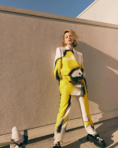 艾玛·迈尔斯《星期三》幕后萌照曝光！古灵精怪魅力十足