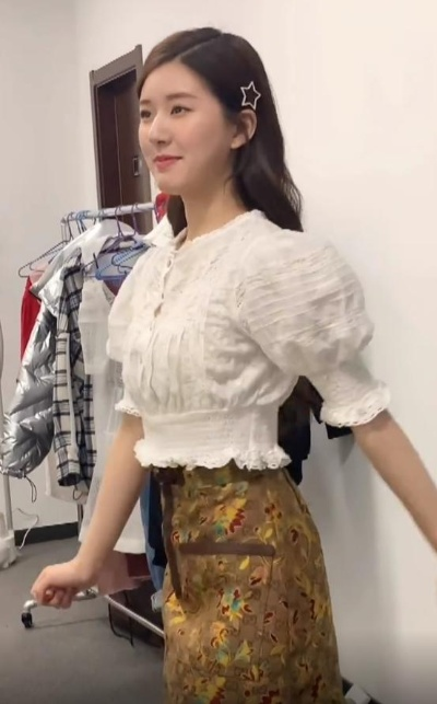 赵露思直播学跳扫腿舞，隔壁嫂嫂秘籍大公开！