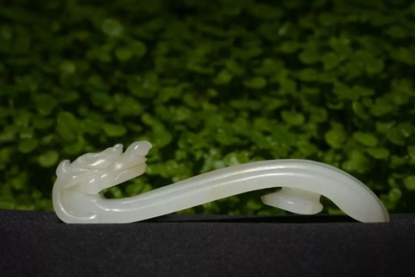 《明末渊虚之羽白玉带钩：神秘用途揭秘》