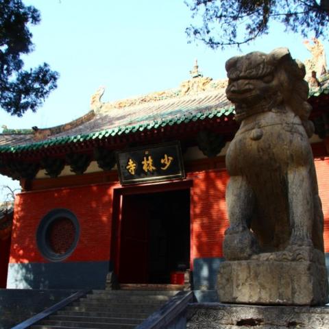 少林寺避雨遇阻：游客吐槽文物场所管理难题