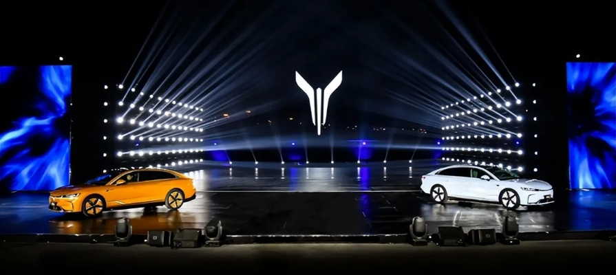 年轻人的豪华之选：岚图追光，你的第一台“劳斯莱斯”体验