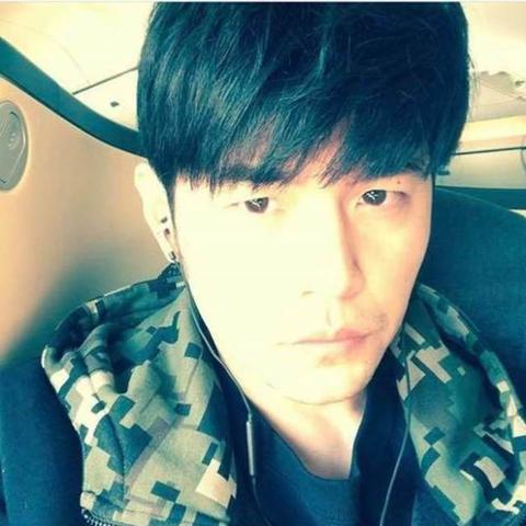 《昆凌合照意外“裁掉”周杰伦，网友热议：帅哥去哪了？》