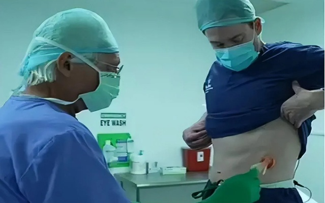 亿万富豪换血救父：揭秘与儿子换血背后的真相