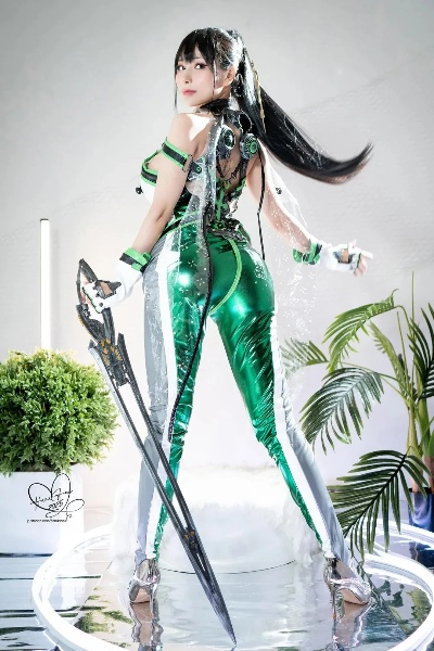 《剑星》伊芙COS：绝世长腿搭配恨天高，视觉盛宴！