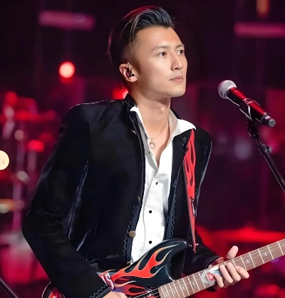 谢霆锋演唱会烤肠成抢手货，粉丝冲刺抢购狂潮