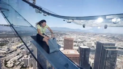 高空奇迹！美女手机坠落无痕，揭秘神秘防护力