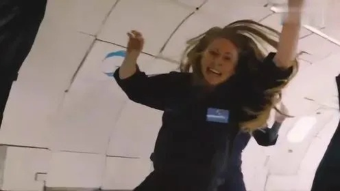 高空奇迹！美女手机坠落无痕，揭秘神秘防护力