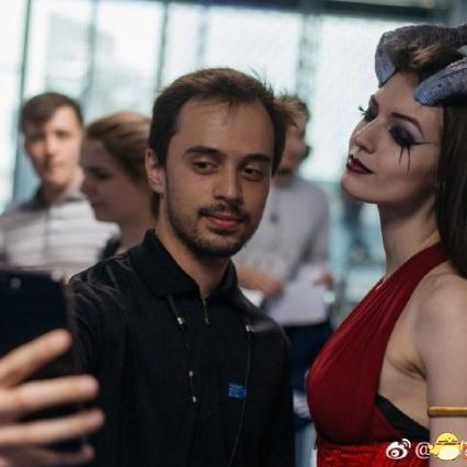 《解限机》COS女神直播秀，身材火辣引关注！