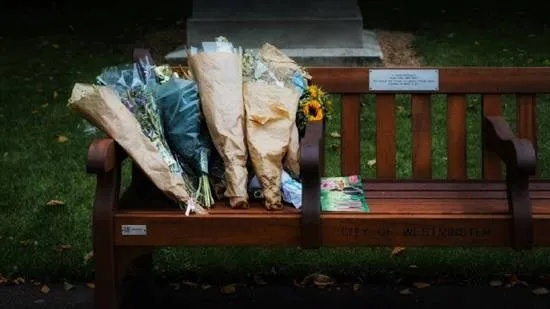 方大同伦敦纪念长椅：乐迷献花，追忆经典时刻