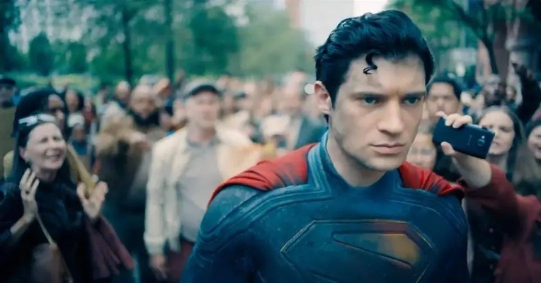 《超人重启：DC宇宙新篇章冲突解析》