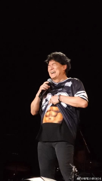 周华健64岁腹肌回归，幽默回应身材热议