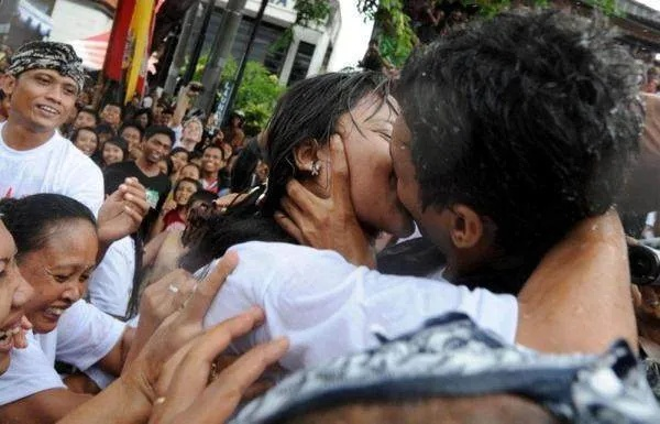 《完蛋美女2》独家揭秘：神秘亲吻瞬间曝光！