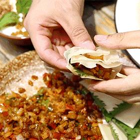 女子被困30小时咬破手指求救，外卖小哥英勇报警！