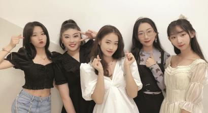 《白丝初体验：女孩社交圈囧态大曝光》