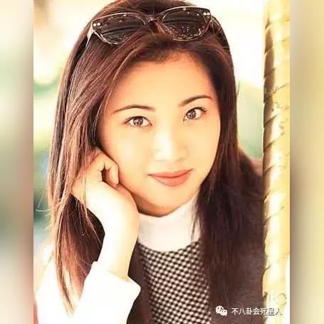 周润发70岁拖鞋吃面惊艳亮相，身材不输年轻人