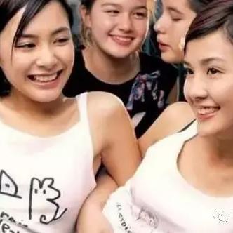 周润发70岁拖鞋吃面惊艳亮相，身材不输年轻人