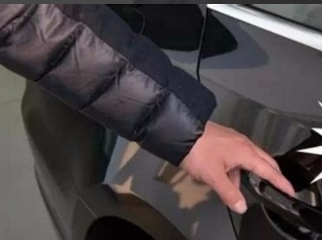 汽车静电奇案：男子双腿脱毛，4S店主管惊呆！