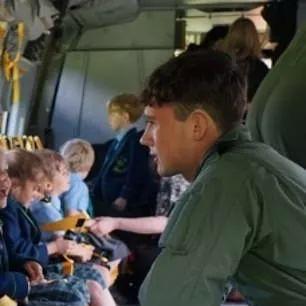 英国航班婴儿哭闹引冲突，舱内混乱大揭秘！