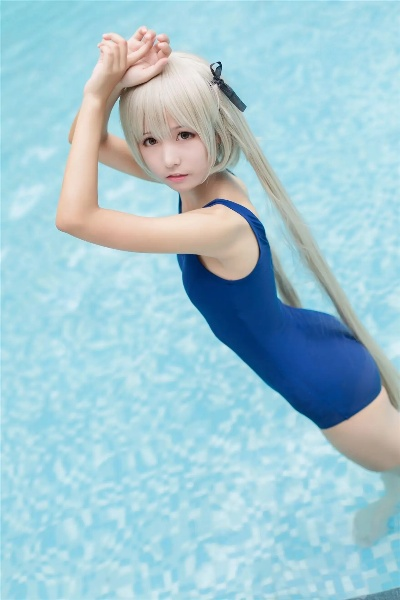 樱花妹COS绝美湿身黑丝，死库水泳装诱惑大公开