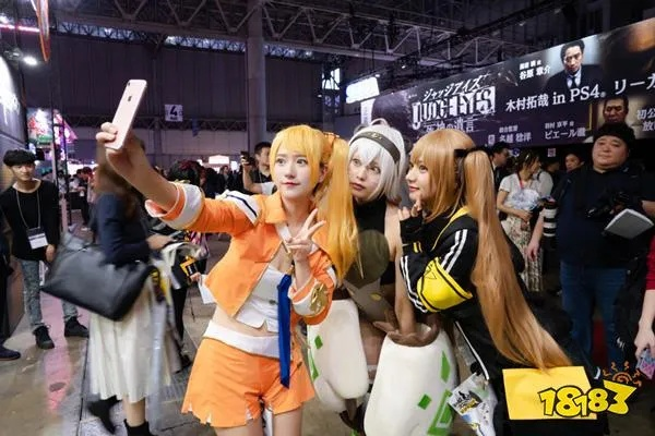 《中韩COS对比：中国粉丝偏爱互动型韩援Coser》