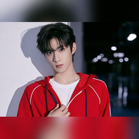 张国伟直播惊现5万观众，流量爆表！揭秘：他到底有何魅力？