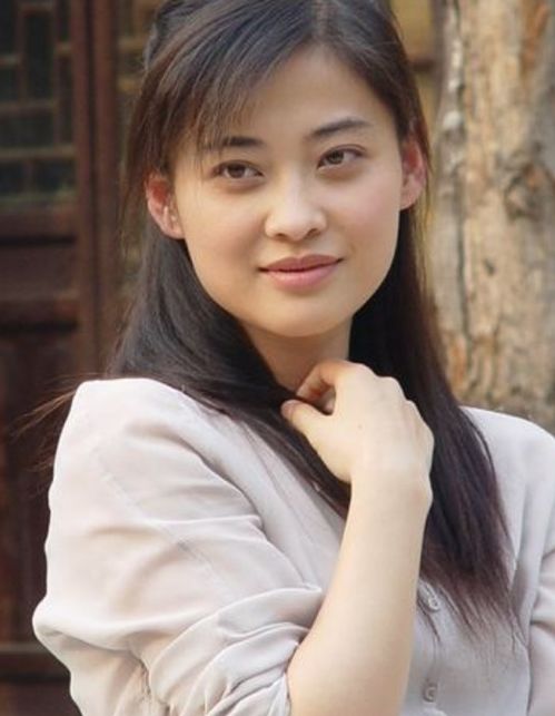 梅婷母女机场同框：小梅婷神似复制粘贴，网友直呼“基因太强大”