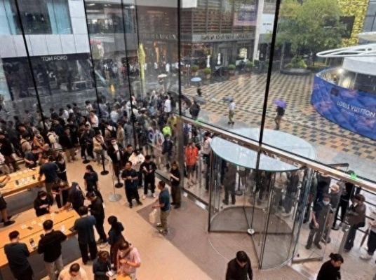 深圳苹果新店开业盛况：排队夜宵，开业礼炒至580元！