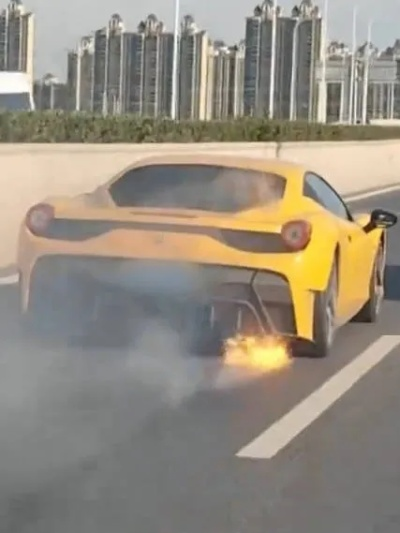 法拉利超跑高架自燃：百万豪车成空壳，揭秘事故真相
