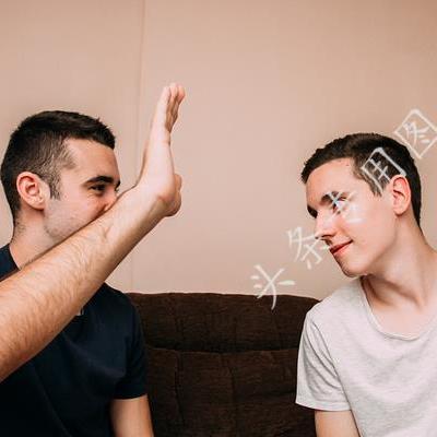 男子扶老反被索赔5万，法院驳回！扶人还需谨慎？