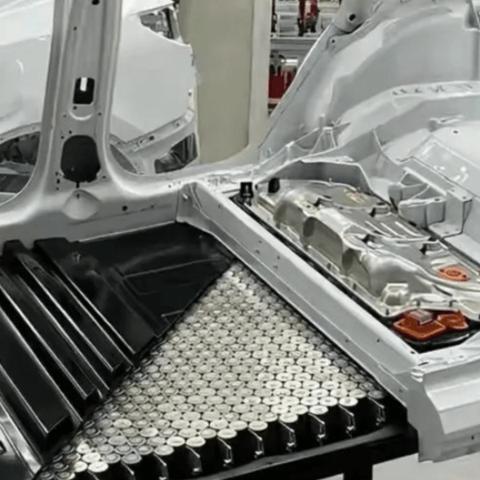 苹果17Pro Max内部揭秘：史上最大容量电池震撼登场