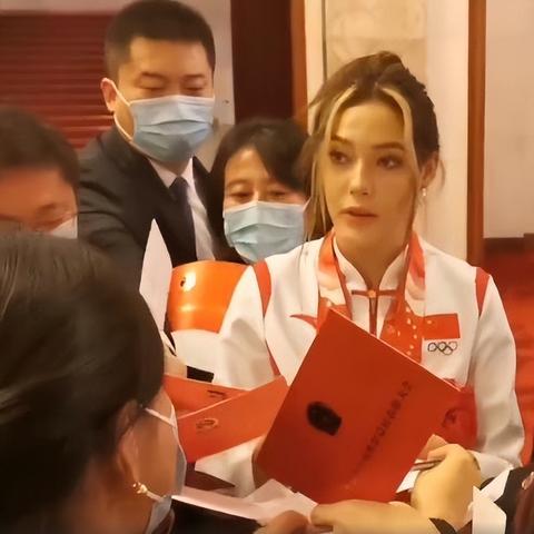 谷爱凌训练受伤警示：训练时请勿录像合影