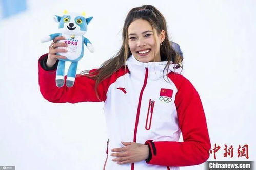 谷爱凌训练意外受伤，训练录像合影引争议