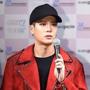 王嘉尔取消签名会，疑因生腌酱蟹中毒！粉丝心碎！