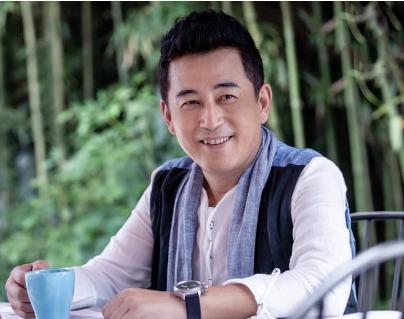 郑国霖景区打工回应：养家糊口不易，明星也难！