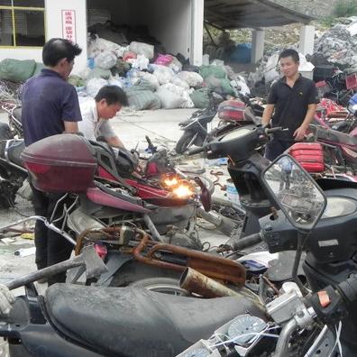 机场拦截充电宝回流市场，揭秘二手翻新暴利：每吨赚1.2万！