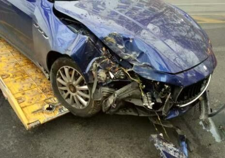 男子新车首撞玛莎拉蒂，维修费近10万！车险生效仅差7分钟！