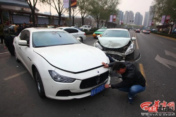 男子新车首撞玛莎拉蒂，维修费近10万！车险生效仅差7分钟！