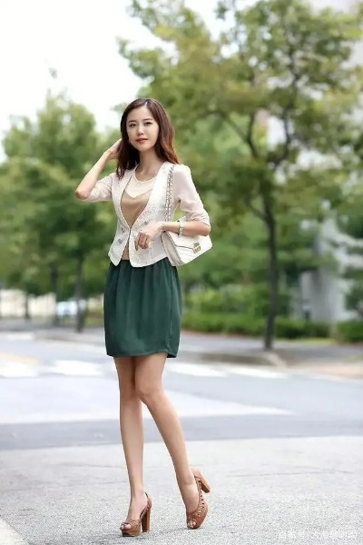 《夏日甜美风！清凉小短裙模展穿搭攻略》
